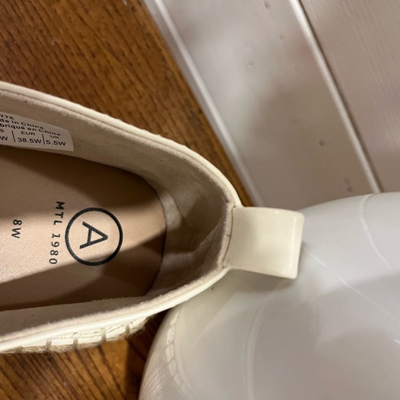 À MTL size 8W they fit more like a nine. Cute but too big for me. - Picture 2 of 7